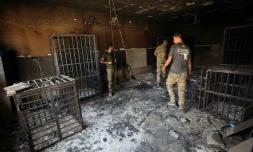 Des soldats des forces progouvernementales irakiennes inspectent une prison qui avait été contrôlée par l'EI à Falloujah, en Irak, le 30 juin 2016