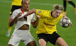 Le buteur de Dortmund Erling Haaland (d) à la lutte avec le défenseur de Séville Jules Koundé en 8e de finale aller de Ligue des champions, le 17 février 2021 à Séville