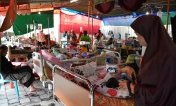 Des blessés et leurs familles dans un hôpital de fortune à Mataram le 20 août 2018, sur l'île de Lombok en Indonésie, touchée par de multiples séismes