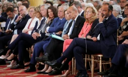 Les membres du gouvernement d'Edouard Philippe écoute le président français Emmanuel Macron lors de la conférence des ambassadeurs, à l'Elysée, le 27 août 2018