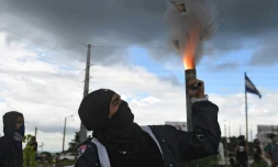 Un homme allume un mortier artisanal lors d'une manifestation à Managua au Nicaragua, le 4 juillet 2018