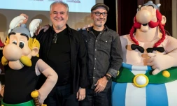 Entre Astérix et Obélix, le dessinateur Didier Conrad (g) et le scénariste Jean-Yves Ferri, le 9 octobre 2017 à Paris