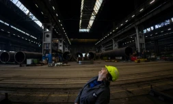 Halina Krauze, une grutière de 65 ans, pose dans un hangar des chantiers naval de Gdansk, le 6 mars 2026