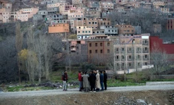 Des villageois rassemblés dans le village de Imlil, au pied du massif du Toubkal, dans le sud du Maroc, le 18 décembre 2018