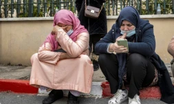 Des familles de Marocains bloqués en Ukraine attendent devant le ministÚre des Affaires étangÚres à Rabat le 25 février 2022