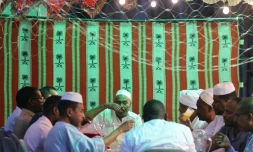 Des Soudanais bloqués, en Arabie saoudite, se retrouvent pour l'iftar collectif, le repas de rupture de jeûne du ramadan, le 27 mars 2024 à Ryad