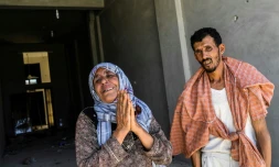 Des membres de la famille Cheikh Ways supplient des combattants kurdes de retrouver les corps de leurs proches dans les décombres des maisons à Raqa, le 12 juillet 2017