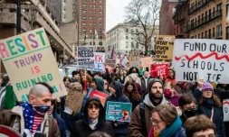 Des personnes manifestent à Boston contre la police de l'immigration le 10 janvier 2026 après la mort d'une femme lors d'une opération à Minneapolis 