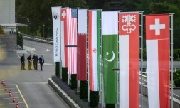 Les drapeaux de la Suisse, des Etats-Unis, du Qatar, du Pakistan et du canton suisse de Nidwalden sont photographiés au complexe hôtelier de Bürgenstock, en Suisse, le 21 juin 2026