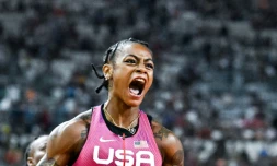 L'athlÚte américaine Sha'Carri Richardson célÚbre aprÚs avoir remporté la finale du 100 m féminin aux Mondiaux d'athlétisme à Budapest en Hongrie le 21 août 2023