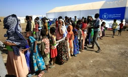 Des Ethiopiens, qui ont fui les combats dans la région du Tigré, attendent une distribution de nourriture, le 27 novembre 2020 dans un camp de réfugiés à Hamdayti, au Soudan