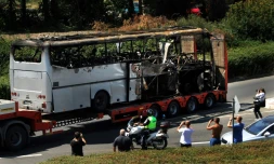 L'autocar endommagé par une explosion visant un groupe de touristes israéliens à l'aéroport de Bourgas en Bulgarie le 19 juillet 2012