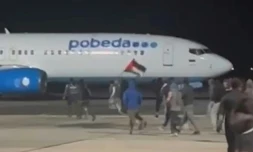 Sur cette capture d'écran d'une vidéo publiée sur la chaîne Telegram de @askrasul le 29 octobre 2023, des manifestants se trouvent sur l'aire de stationnement de l'aéroport de Makhatchkala, en Russie