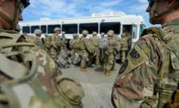 Des soldats arrivent à l'aéroport Valley International d'Harlingen au Texas pour conduire les premières opérations de l'opération "Patriote fidèle" le long de la frontière avec le Mexique, le 1er novembre 2018 (transmise par l'US Air Force)