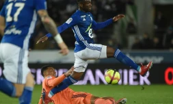 L'Ivorien de Strasbourg Kevin Zohi taclé par le Néerlandais de Lyon Kenny Tete en Ligue 1 le 9 mars 2019 à Strasbourg     