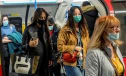 Des passagers dans le métro à Londres, le 16 octobre 2020