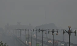 La ville de Lahore, au Pakistan, plongée dans un épais brouillard de pollution, le 24 octobre 2025