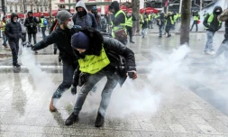 Heurts entre des "gilets jaunes" et les forces de l'ordre sur les Champs-Elysées à Paris, le 15 décembre 2018
