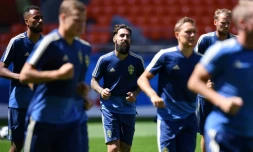 Le milieu de terrain suédois, Jimmy Durmaz (au c.) lors d'une séance d'entraînement à Iékatérinbourg, le 26 juin 2018, en Russie, avant la dernière rencontre du Groupe F, face au Mexique