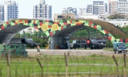 Des avions de chasse Mirage 2000 de l'armée de l'air taïwanaise sous des abris renforcés sur une base aérienne à Hsinchu, le 9 décembre 2024