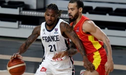 Le meneur français Andrew Albicy (g) aux prises avec le meneur monténégrin Justin Cobbs lors du match de qualification à l'Euro 2022, à Podgorica, le 20 février 2021