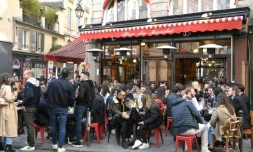 Des clients assis ou debout en terrasse de café à Paris, le 19 mai 2021