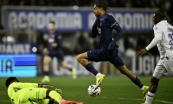 Bradley Barcola inscrit l'unique but de la victoire du PSG à Auxerre, le 23 janvier 2026.