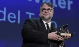 Le réalisateur mexicain Guillermo del Toro reçoit le Lion d'or du meilleur film à la 74ème Mostra de Venise pour son film "The Shape of Water", le 9 septembre 2017