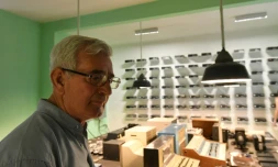 Nesti Vako, ancien responsable du service de surveillance en Albanie, sous le régime communiste, le 22 juin 2017 dans la "maison des feuilles" à Tirana, siège de ses activités