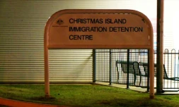 Photographie de l'entrée du camp de rétention situé sur l'île Christmas, dans l'Océan Indien, en 2013,  fournie par le ministère australien de l'immigration