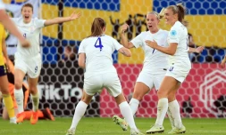 La joie de l'attaquante anglaise Beth Mead (c), félicitée par ses coéquipières, après avoir ouvert le score face à la Suède, lors de leur demi-finale de l'Euro, le 26 juillet 2022 à Sheffield