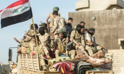 Des combattants sunnites progressent dans le quartier Tel Rumman le 10 mars 2017 à Mossoul