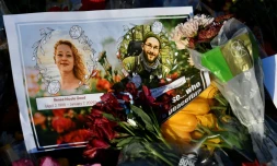 Une carte avec les photos de Renee Good et Alex Pretti sur un lieu de commémoration à Minneapolis, dans le Minnesota, le 27 janvier 2026