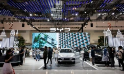 Une voiture électrique chinoise BYD Atto 3 (C) est montrée à l'occasion du salon automobile de Gaikindo à Tangerang, en Indonésie, le 26 juillet 2024