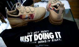 Des baskets de la marque Top Manta, créées par le syndicat des vendeurs à la sauvette, le 11 juin 2021 à Barcelone, en Espagne