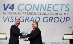 Le Premier ministre hongrois Viktor Orban salue son homolgue slovaque Peter Pellegrini lors d'une conférence de presse à Budapest le 21 juin 2018
