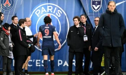 L'attaquant du PSG Edinson Cavani quitte la pelouse, blessé, lors du match contre Bordeaux, le 9 février 2019 au Parc des Princes