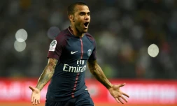 La recrue du PSG Dani Alves après un but lors du Trophée des champions face à Monaco, le 29 juillet 2017 à Tanger