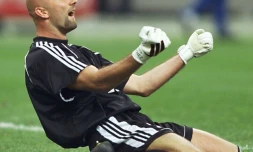 Le gardien de but des Bleus en 1998 Fabien Barthez jubile à la fin de la demi-finale contre la Croatie, au Stade de  France à Saint-Denis, le 8 juillet 1998 
