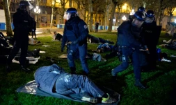 Les forces de l'ordre au secours de supporteurs dans une fan-zone, lors d'une simulation d'attentat Place des Quinconces à Bordeaux, le 4 avril 2016