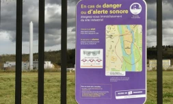 Un panneau d'avertissement placardé sur l'entrée de l'usine AZF à Toulouse, sur une photo  prise le 1er mars 2017