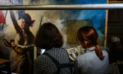 Des restaurateurs travaillent sur le tableau "La liberté guidant le peuple" d'EugÚne Delacroix, dans un laboratoire du Musée du Louvre à Paris, le 28 février 2024