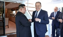 Le dirigeant nord-coréen Kim Jon Un (à droite) reçoit le ministre russe des Affaires étrangères Sergueï Lavrov à Wonsan, sur la côte est de la Corée du Nord, le 12 juillet 2025