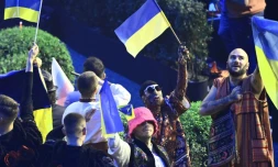 Des membres du groupe ukrainien Kalush Orchestra fêtent leur qualification lors de la première demi-finale de l'Eurovision à Turin, le 10 mai 2022
