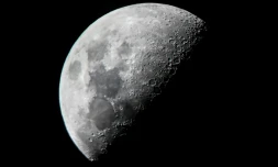 Vue de la Lune depuis Mandalay en Birmanie, le 10 juin 2019