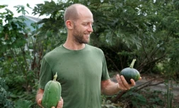 Rob Greenfield, 33 ans, ici le 4 novembre 2019 dans le jardin oĂč il vit depuis un an Ă Orlando, en Floride, souhaite inciter les gens Ă vivre de maniĂšre durable