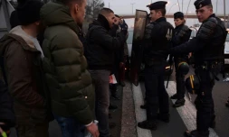 Des chauffeurs Uber ou de VTC parlent à des CRS près de l'aéroport d'Orly, le 17 décembre 2016