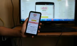 Rebeca Paredes, 16 ans, montre sur l'Ă©cran d'un tĂ©lĂ©phone l'application "Nezha" qu'elle a créée avec une amie du mĂȘme Ăąge pour informer sur "la sĂ©curitĂ©" des Ă©tablissements accueillant du public, Ă Caracas, le 19 mai 2021
Rebeca Paredes et Wanda Tremont, 16 ans toutes les deux, ont elles développé "Nezha", une "appli sur la sécurité" des établissements accueillant du public