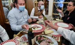 Des clients attablés pour un "mâchon", dans un bouchon lyonnais, le 23 octobre 2020