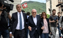 L'ancien président de la FIFA Sepp Blatter (au centre), accompagné de sa fille Corinne Blatter (à droite) et de son avocat Lorenz Erni à la fin du premier jour de son procès pour escroquerie en Suisse le 8 juin 2022 à Bellinzone